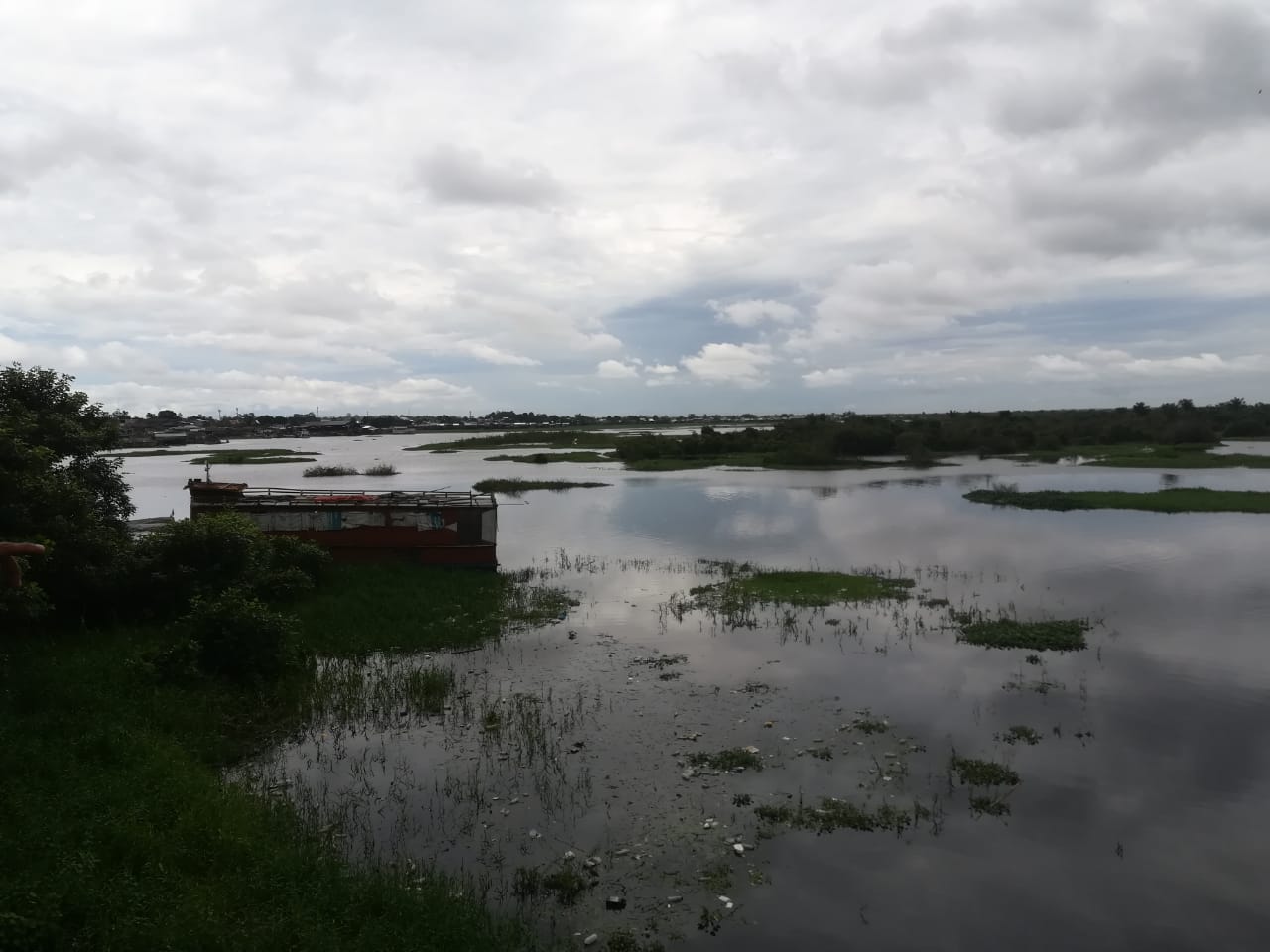 Orilla del río en Iquitos A orilla del rio Amazonas