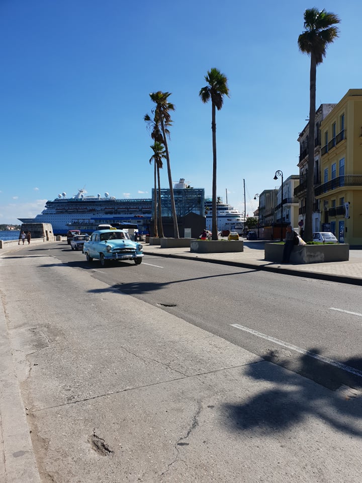 Avenida del puerto esquina en cuba