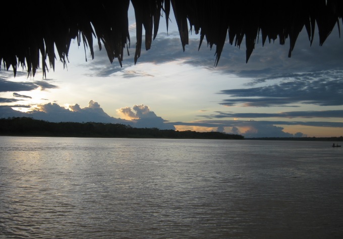 Macedonia Foto en una balsa a orillas del rio Amazonas