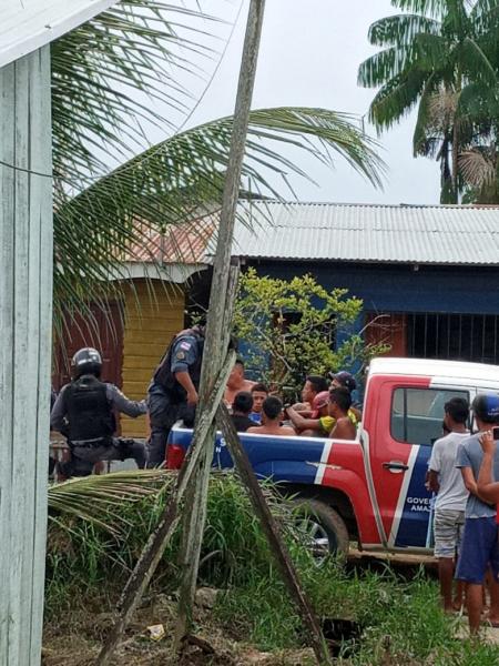 Polícia Militar prendeu 6 homens em uma casa Polícia Militar prendeu 6 homens em uma casa