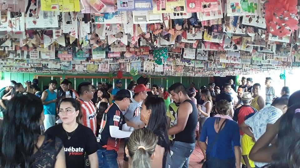 II Festa da Goiaba Pessoas dançando em uma sala