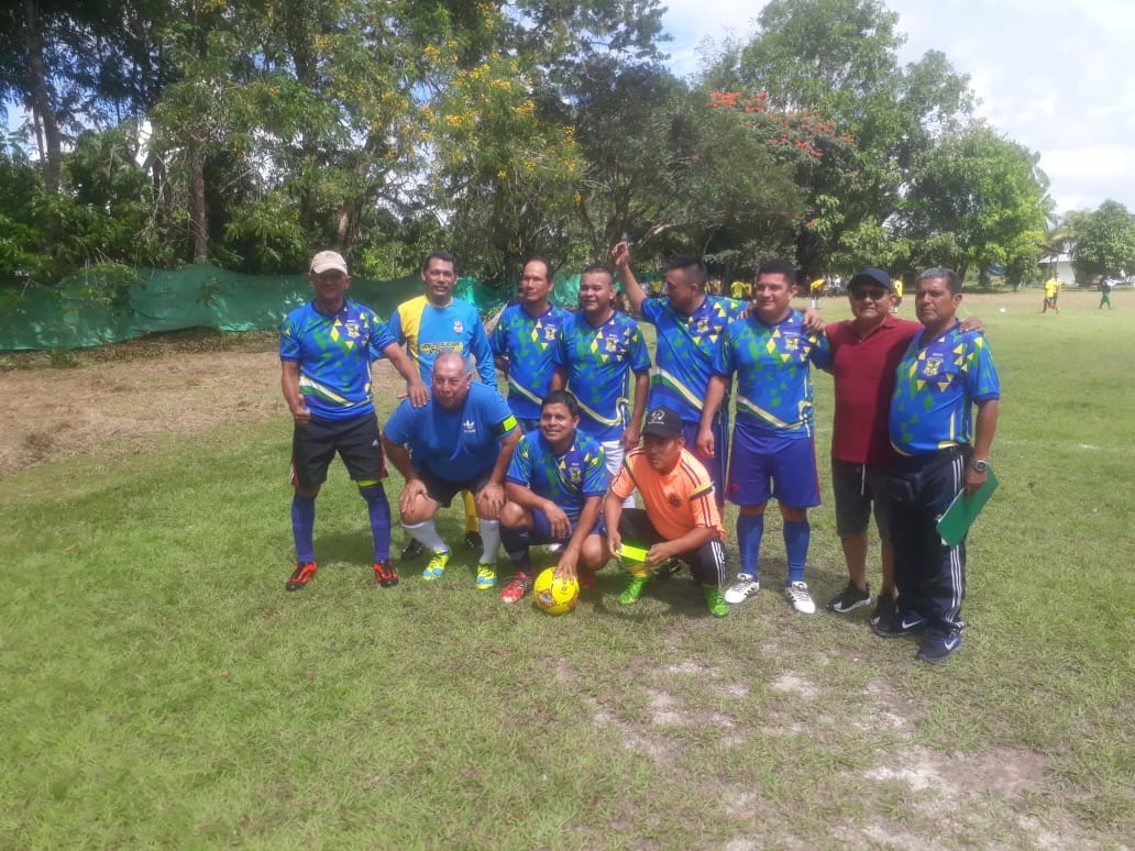 Docentes en un campo de futbol 