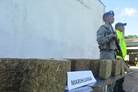 CAEN EN AEROPUERTO DE LETICIA ENCOMIENDAS QUE OCULTABAN MARIHUANA 