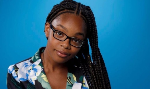 Marsai Martin en una foto de perfil con fondo azul