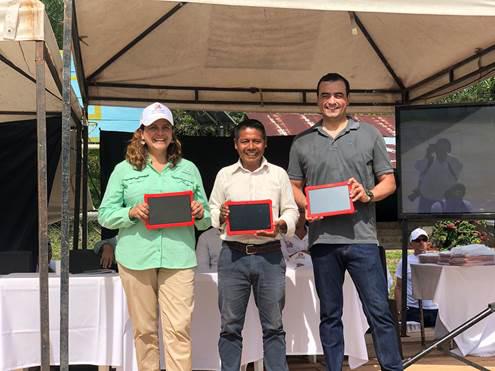 COMUNIDADES INDÍGENAS DEL AMAZONAS AHORA CON "INTERNET PARA TODOS" COMUNIDADES INDÍGENAS DEL AMAZONAS AHORA CON "INTERNET PARA TODOS"