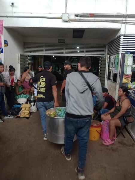Bomberos y tenderos limpian espacio de trabajo en la Plaza de Mercado
