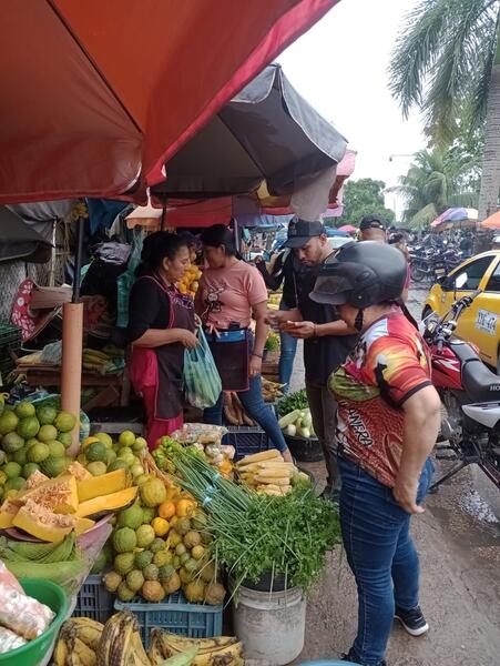 Bomberos y tenderos limpian espacio de trabajo en la Plaza de Mercado