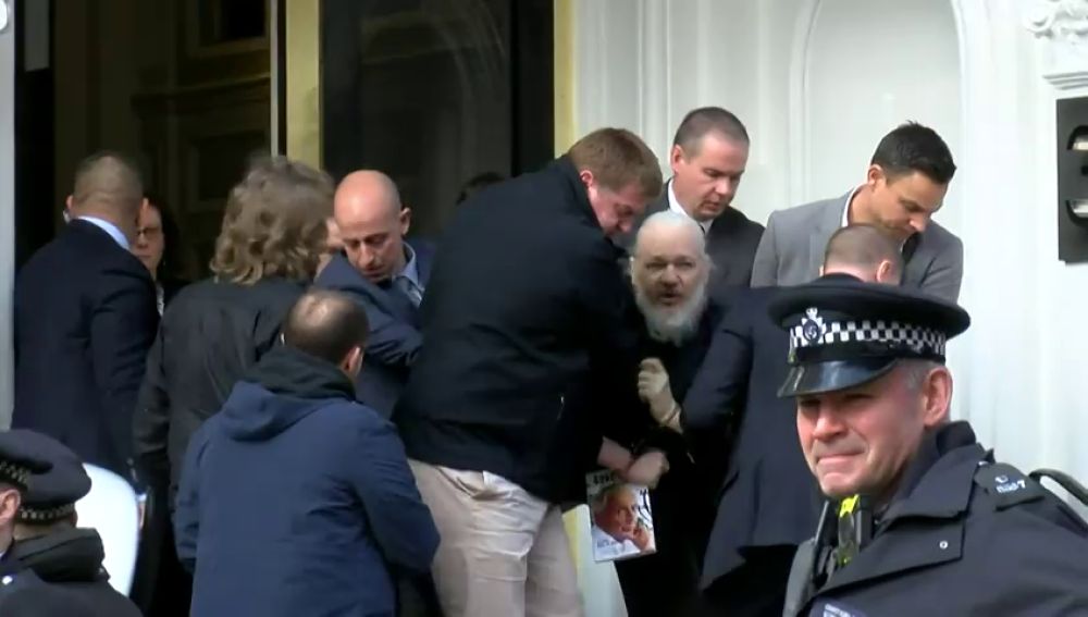 La Policia de Londres confirmo el arresto del fundador de WikiLeaks Personas al lado de Julian Assange