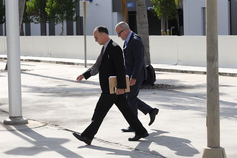 Abogado de Arias caminando a audiencia