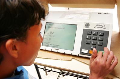 Criança votando eletronicamente