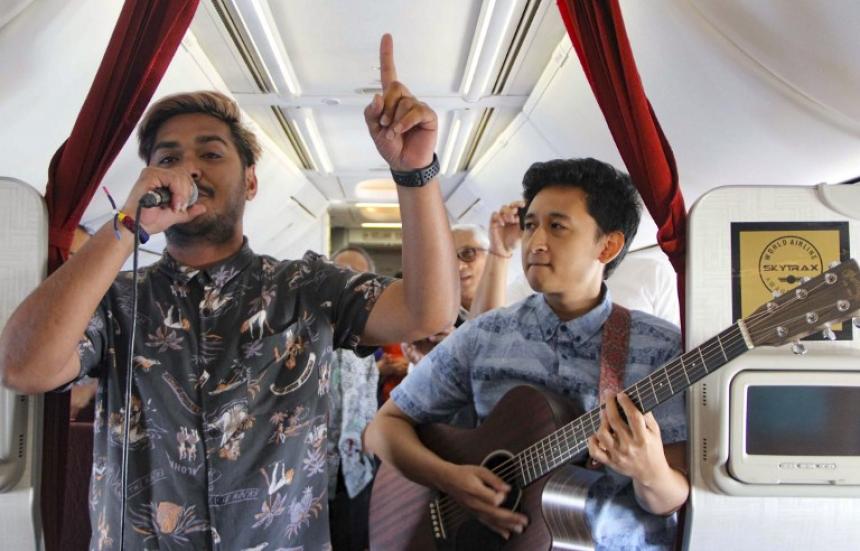 Personas en un avion dando un concierto