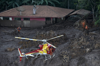 Helicoptero sobrevolando dique minero en la localidad de Brumadinho