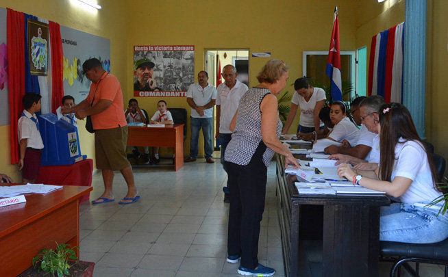 Personas cubanas en referendo