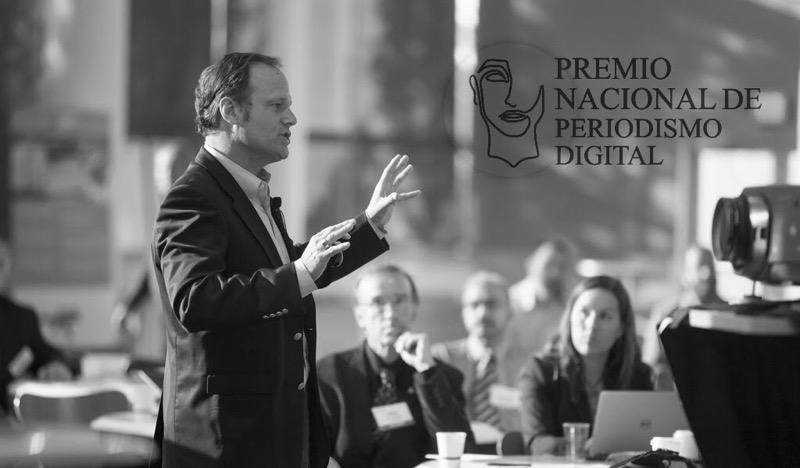 Talleres gratuitos del PNPD Conferenciista en recinto con varias personas