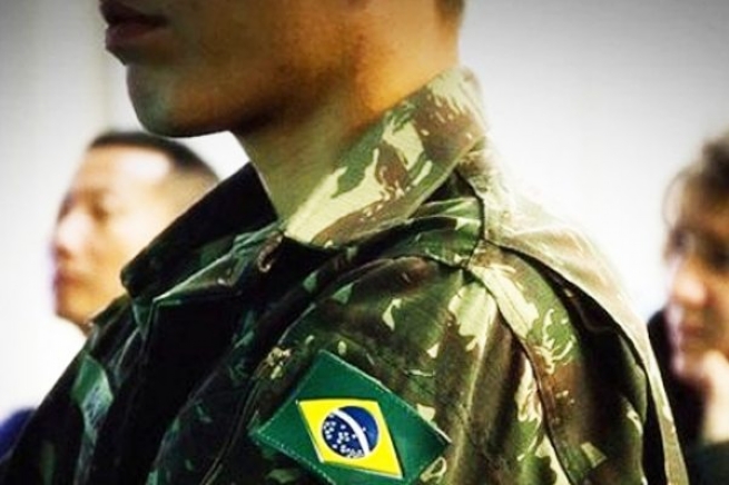 Alistamento Militar Soldado brasileiro em uniforme do exercito