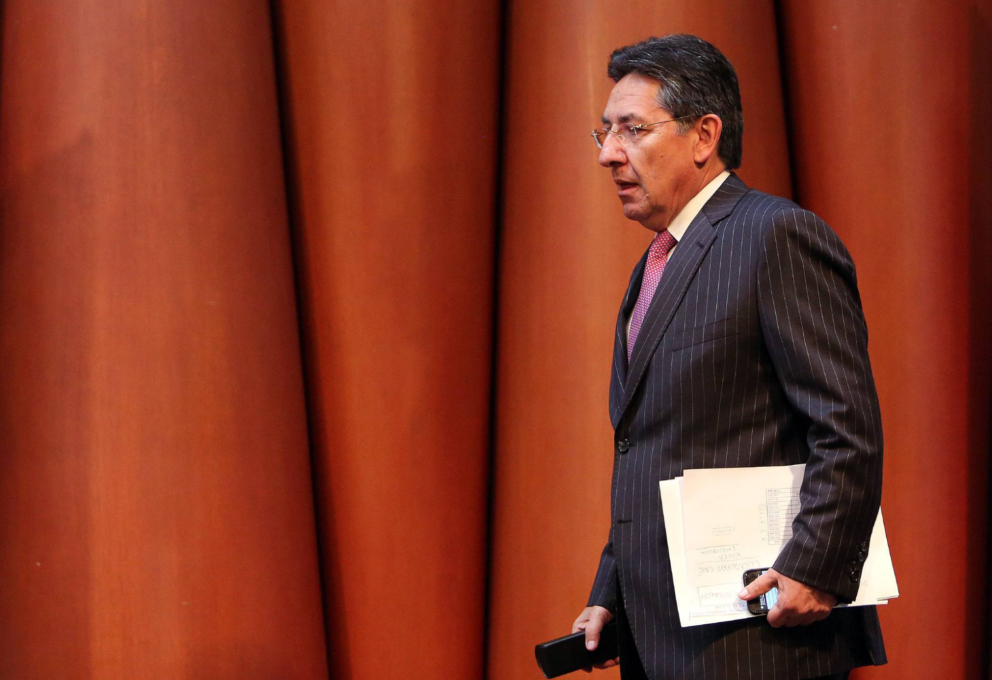 Fiscal de la Nacion con unas carpetas en la mano