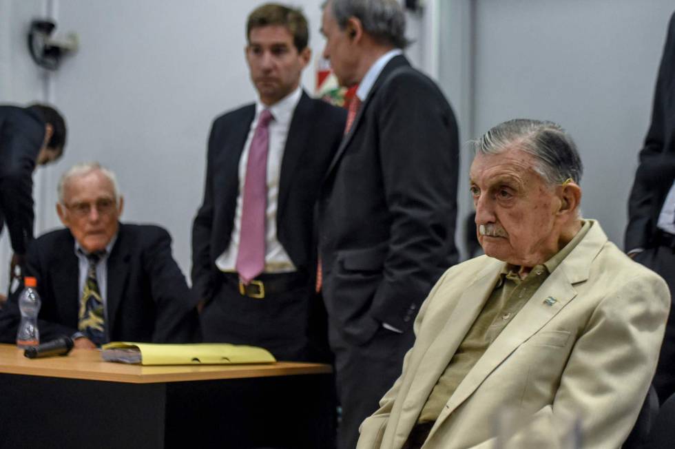 Personas en una sala judicial en Argentina