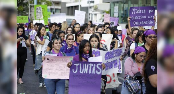 Mujeres marchando