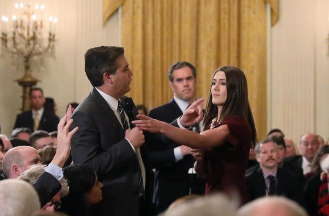 CNN demanda a la Casa Blanca Personas en una rueda de prensa