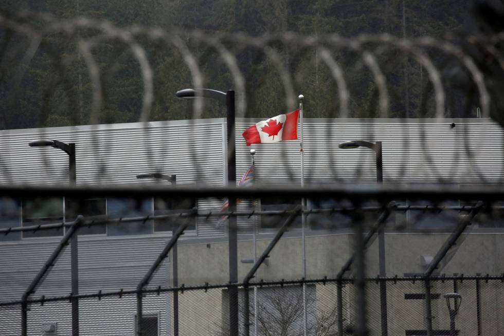 China incremento la presion sobre Canada Bandera de canada al fondo