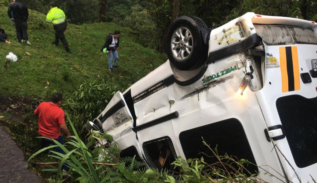 Carro accidentado en la Calarca-Ibague