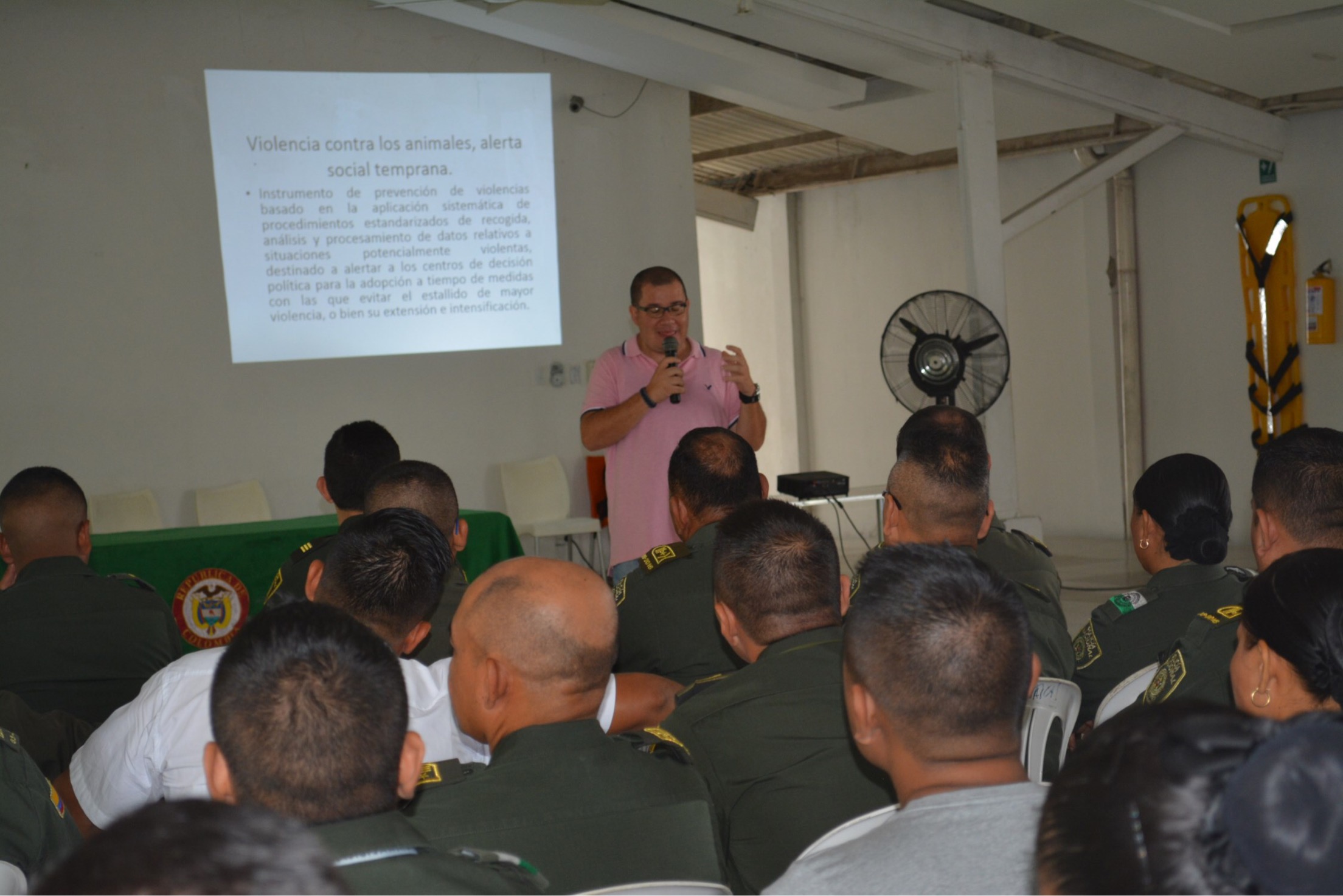 Policía adelanta capacitación sobre protección animal Personas en una conferencia