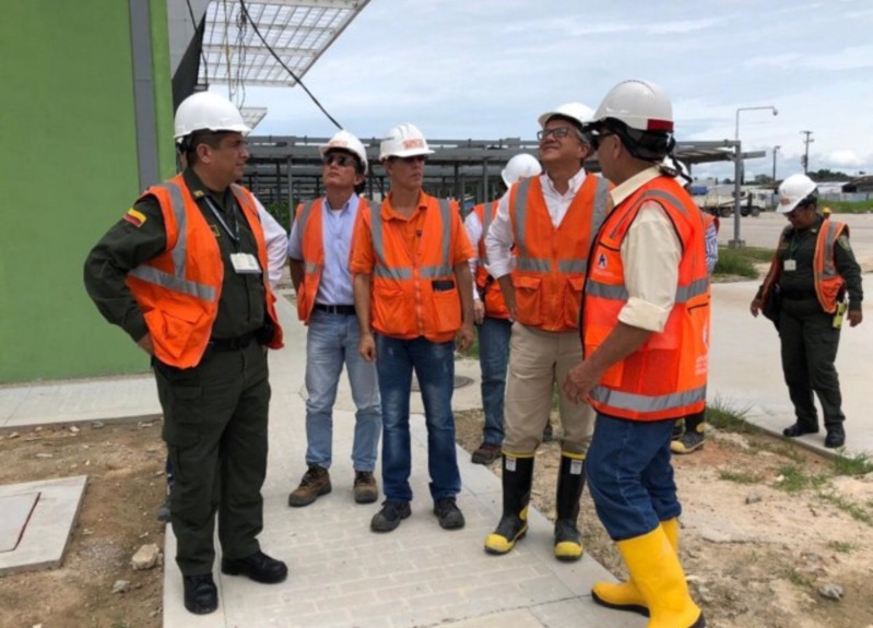 Visita de viceministro a la ciudad de Leticia Comandante de policia en el aeropuerto