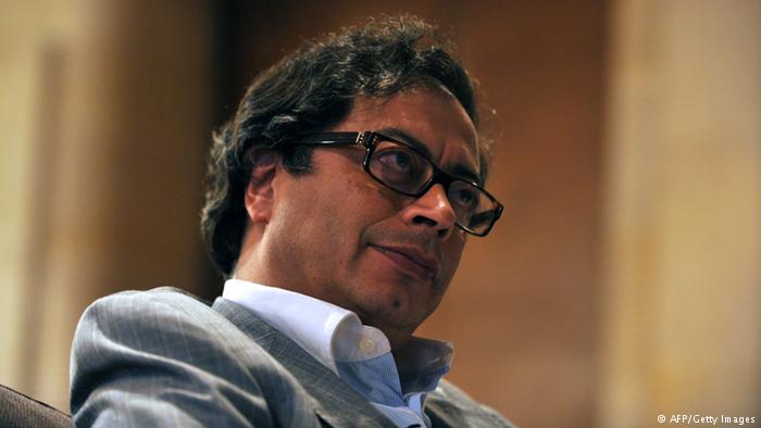 Gustavo petro en una sala oficina