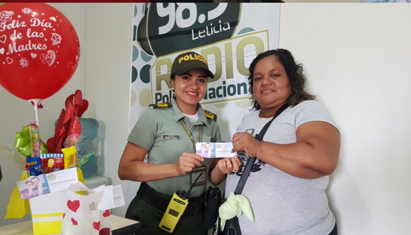 En el día de la madre Brianda entregando regalo a oyente