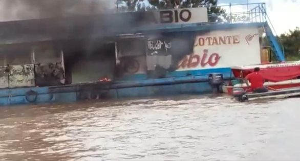 Embarcación flotante de gasolina se incendia image for Embarcación flotante de gasolina se incendia