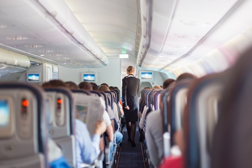 El reciclaje de residuos en las cabinas de aviones da un giro de 180 grados Personas en un avion proximos a despegar