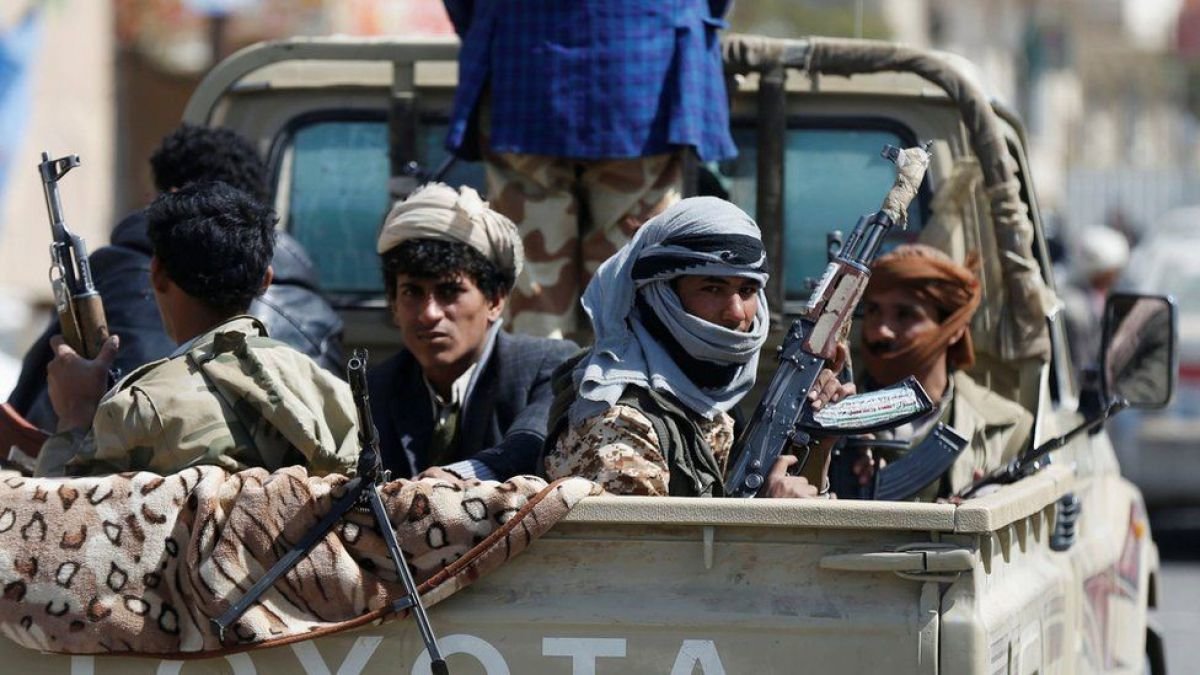 Yemen / tropas huties se retiran de Al Hudeida Persona en un platon de un carro
