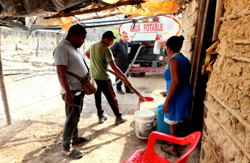 image for Suministran agua potable a comunidades  afectada por la ola de calor