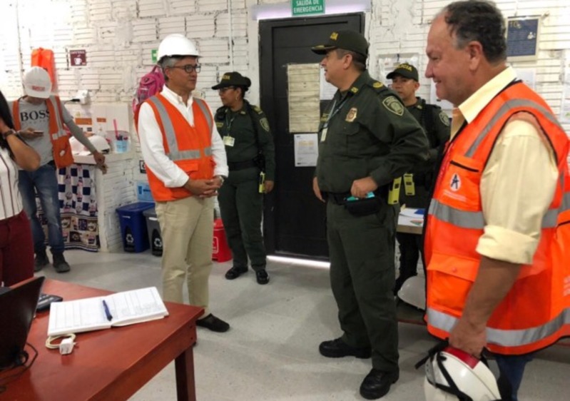 Pasos del viceministro por el Amazonas Viceministro y Comandante de policia en una oficina