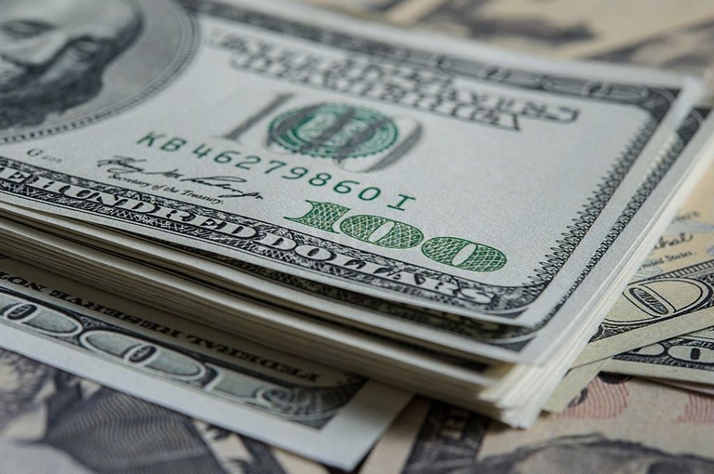 Dolares en una mesa
