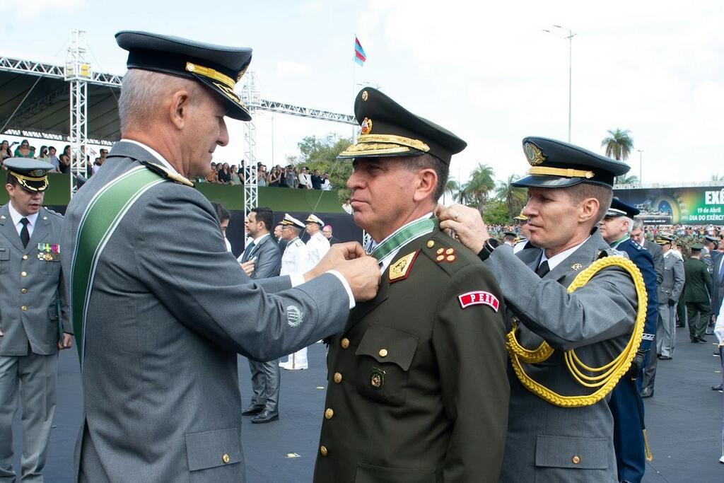 image for Ejército brasilero condecora a Comándate General del Ejercito del Perú 