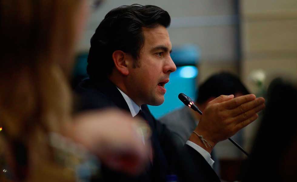 image for Medios solo muestran la pequeña corrupción / Senador Lara