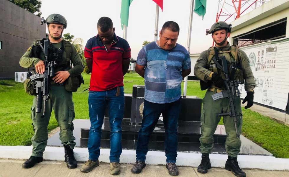 Personas de frente a un fotografo despues de una captura