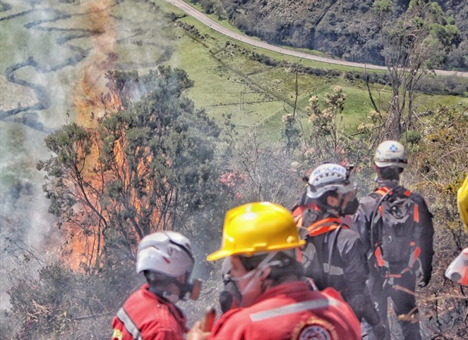 Emergencia en Cómbita por incendio forestal que completa tres días Personal de bomberos apagando incendio forestal