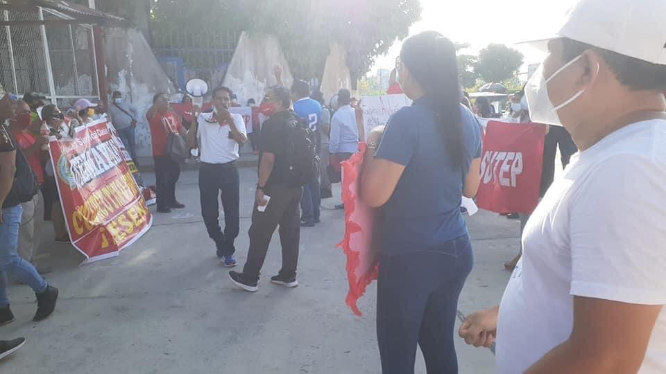 image for Docentes protestan en el frontis del gobierno regional