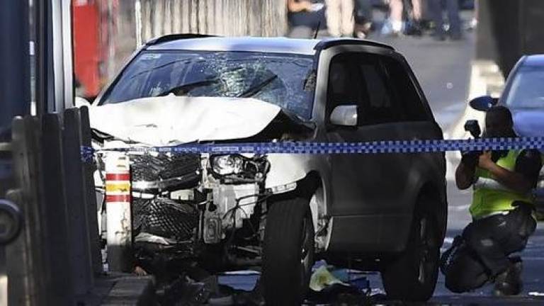 Atropello a niños en escuela china Carro estretallado siendo acordonado
