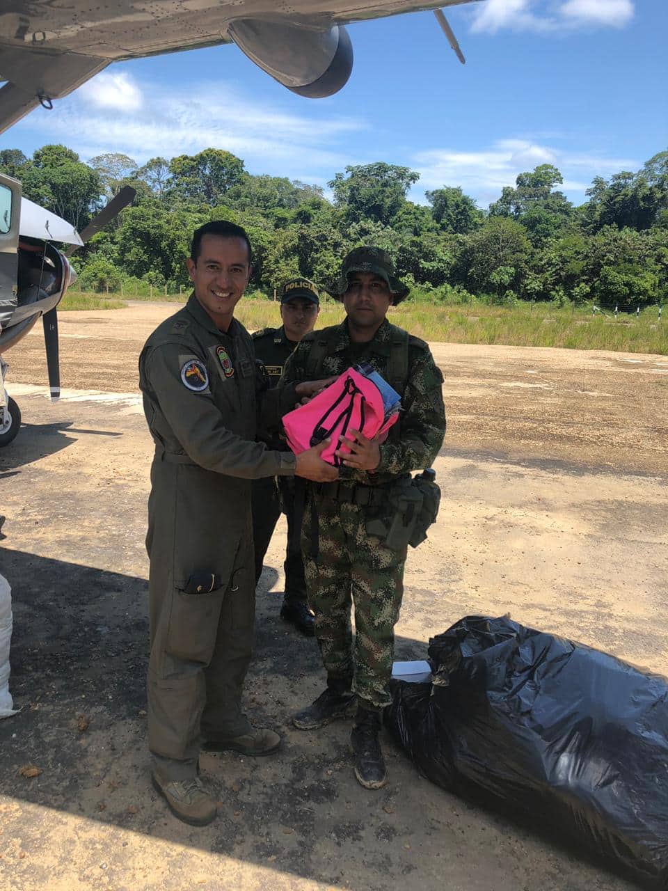 Aeronave transportaba vacunas para ser asignadas al Centro de Salud Militares sosteniendo una maleta