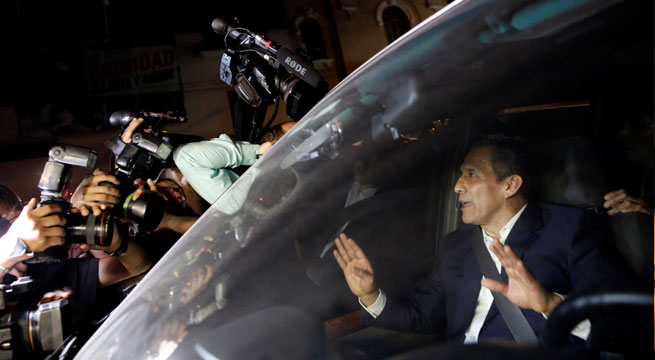 Exmandatario Ollanta Humala en un auto con periodistas acosandolo 