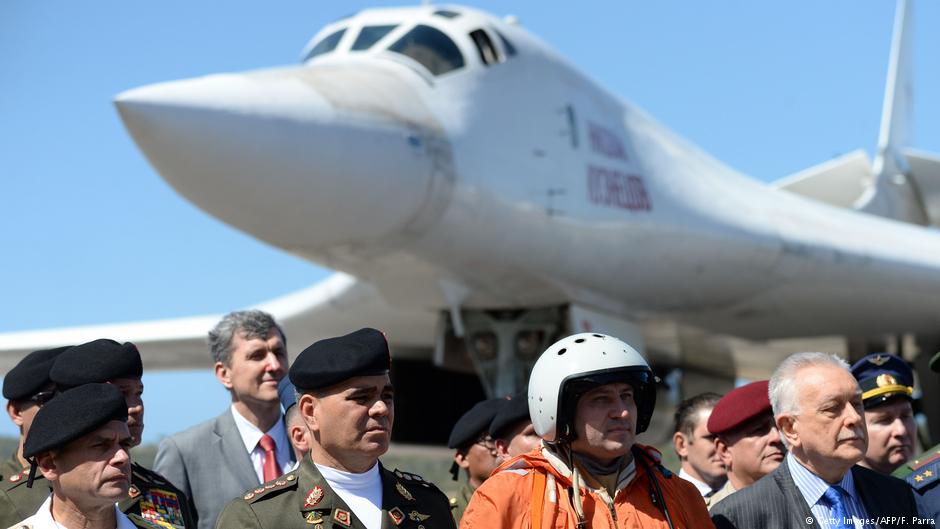 Sviones bombarderos en Venezuela Personas detras de un avion ruso