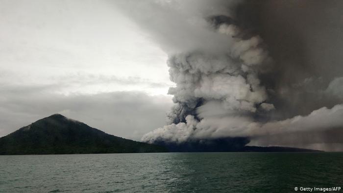 image for Volcán en  indonesio expulsa nubes de ceniza