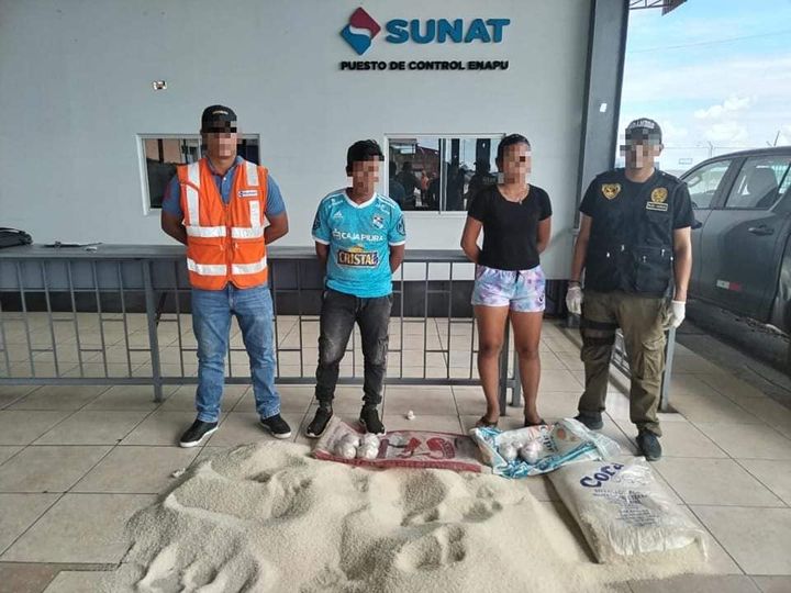 image for Detienen a pareja que transportaba paquetes con cocaína