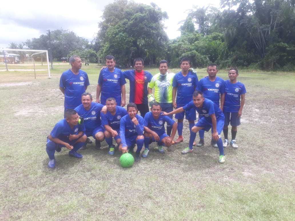 Actividades con profesores Docentes en ropa deportiva de color azul