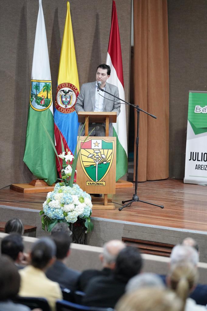 Contralor en reunion Contralor General en un rueda de prensa