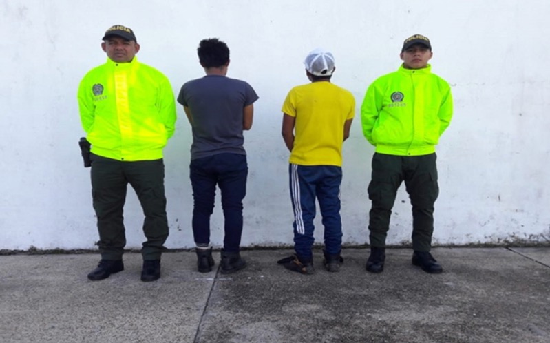 Capturas por tala de bosques Dos personas capturadas al lado de dos policías