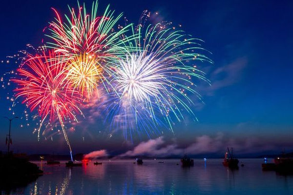 Collecchio intenta rescatar la alegria de las celebraciones Polvora en el cielo
